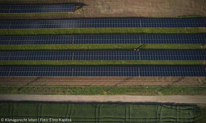 Solaranlage auf einer Wiese von oben fotografiert.