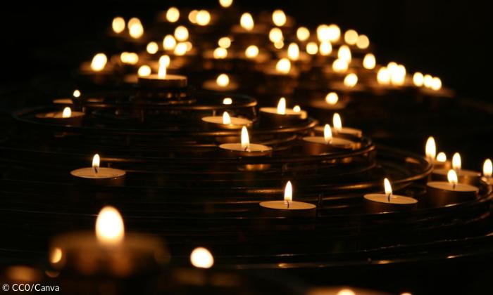 Kerzenschein erleuchtet den Raum