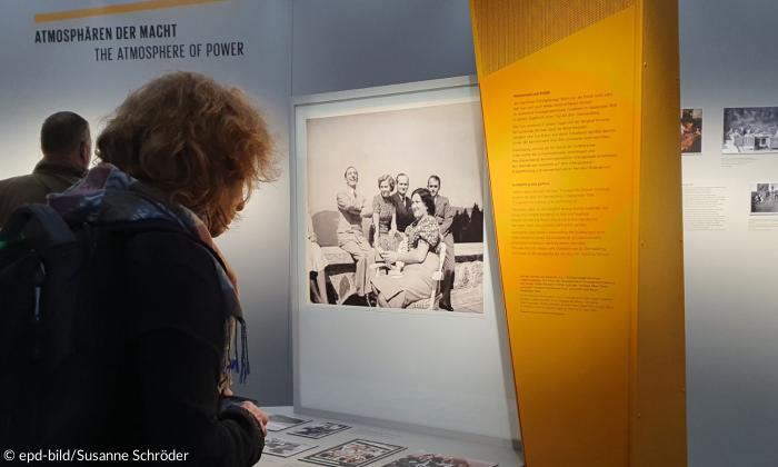 Im Bild sieht man eine Fotografie von Reichpropagandaleiter Joseph Goebbels bei einem Aufenthalt 1938 am Obersalzberg.