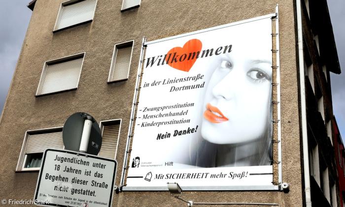 Ein Plakat richtet sich gegen Zwangsprostitution