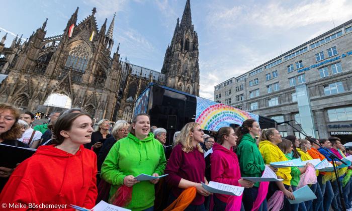 Ein Chor singt vor dem Kölner Dom