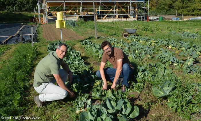Pfarrer Roland Thürmel (links) und Konrad Hein von der Solidarischen Landwirtschaft 
