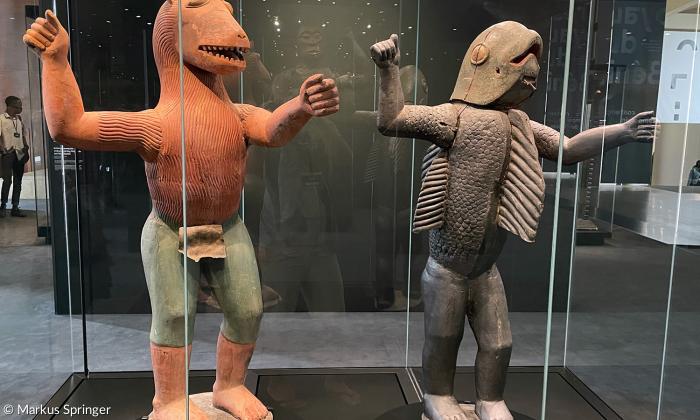 Königsstatuen, die die Kraft der Geisterwelt beschworen: Das Raubtierwesen links steht für König Glèlè, der von 1858 bis 1889 regierte, der Fischmensch rechts für seinen Nachfolger, den von den Franzosen gewaltsam gestürzten letzten König Behanzin.