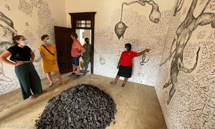 Installation von Aïcha Snoussi in der Fondation Zinsou in Ouidah.