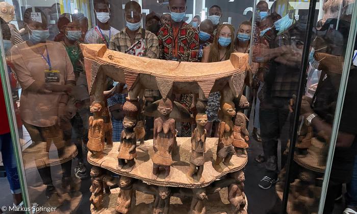 Der "Thron von Cana": oben die Amazonen, die weibliche Leibgarde der Könige von Dahomey, unten die Basis ihrer Macht – Sklaven in ihrem Joch.