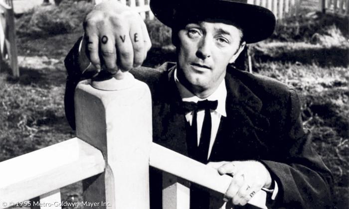 Rechts die Liebe, links der Hass: Robert Mitchum 1955 in »The Night of the Hunter« (Die Nacht des Jägers, Regie: Charles Laughton).