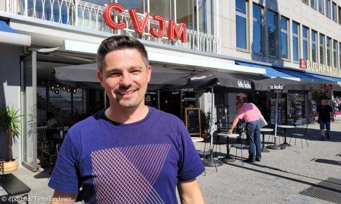 Ein Mann steht vor dem CVJM Haus in Nürnberg