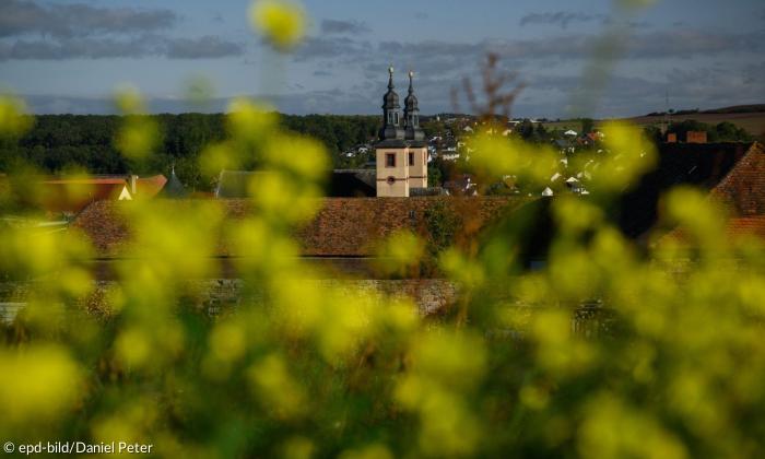 Das Kloster Triefenstein am Main ist seit 1986 die Heimat der Christusträger Bruderschaft: Blick auf das Kloster in Triefenstein