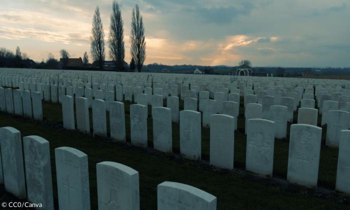 Ein Friedhof mit vielen Grabsteinen