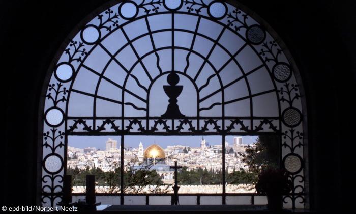Blick auf Jerusalem durch das Fenster der Kirche "Dominus Flevit"