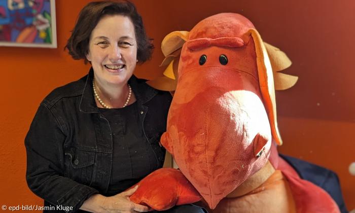 Eine Frau mit einem Plüschtier