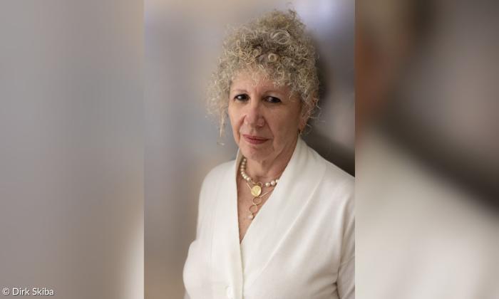 Eine Frau im weißen Oberteil