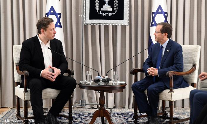 Der Tech-Milliardär und Raumfahrtunternehmer Elon Musk, Herr über das Social-Media-Imperium "X", vormals Twitter, zu Besuch bei Israels Staatspräsident Jitzchak Herzog.