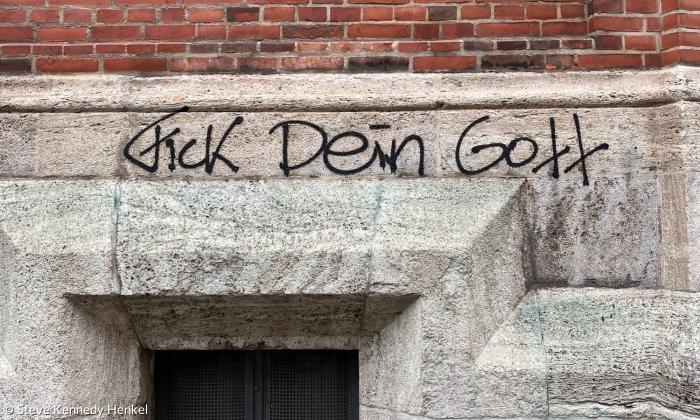 Das Graffiti an der Münchner St. Lukas Kirche vor der Umwandlung