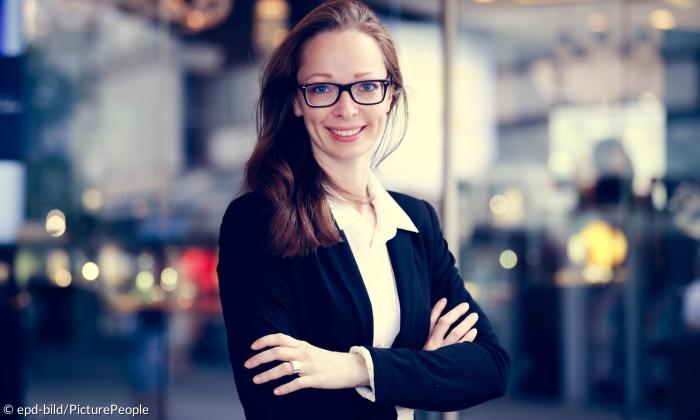 Eine Frau mit langen Haaren, sie lächelt
