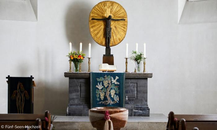 Altarraum der Kirche 