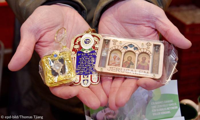 Koran als Schlüsselanhänger, jüdischer Talisman und christliche Ikonografie