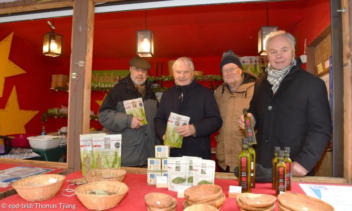 Peter Pluschke (2. v.l.) Vereinschef der Nürnberger Nablus Initiative, und sein Vize Wolfgang Mayer (3. v.l.) sowie Wolfgang Stahlmann (ganz l.) und Rudi Weiß (re.)