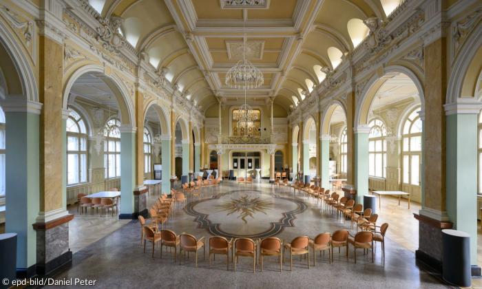 Ein großer Saal mit hoher Decke