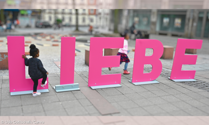 "Liebe" in großen farbigen Holzbuchstaben 