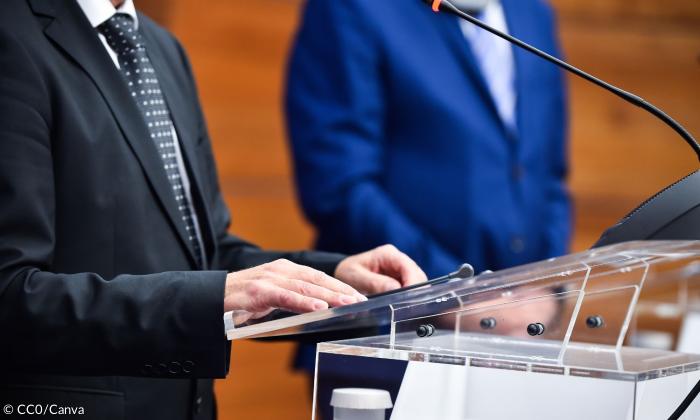 Zwei Männer reden am Redner Pult 