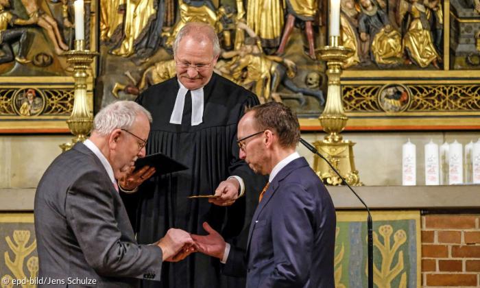 Ein Pfarrer traut zwei Männer in einer Kirche