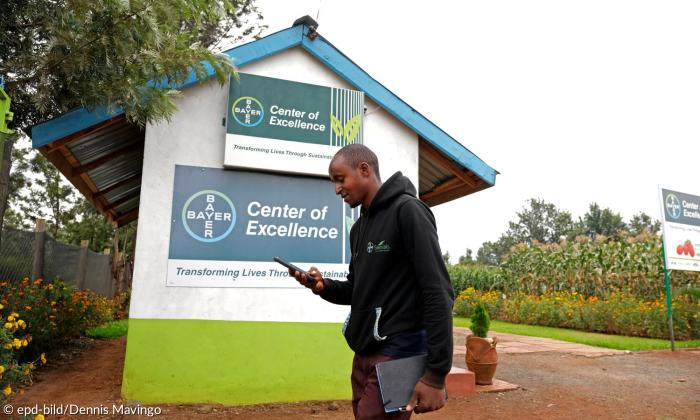 Erastus Mwangi berät Bauern im Bayer Center of Excellence in Mwea nördlich von Nairobi 