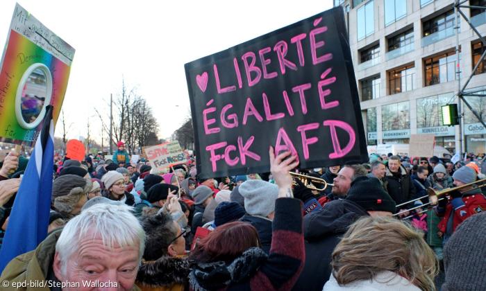 Ein Plakat, auf dem "Liberté Egalité Fck AfD" steht