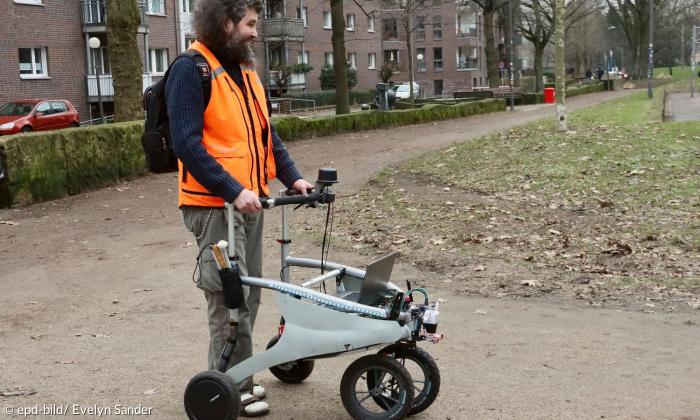 Blinder Testfahrer Andre Rabe testet den digitalen "Blindenhund"