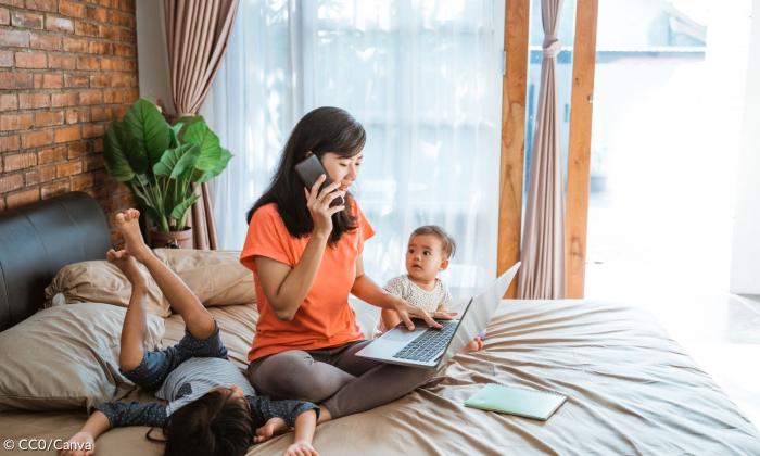 Eine Mutter auf dem Bett mit zwei Kindern
