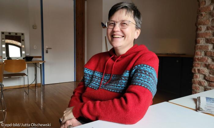 Eine Frau lacht