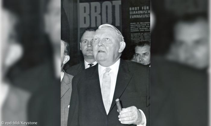 Ein Mann mit Zigarre in schwarz-weiß, er schaut nach oben