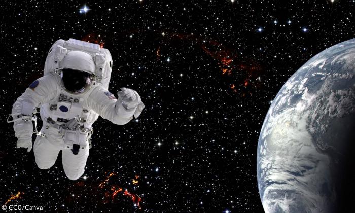 Ein Astronaut, im Hintergrund die Erde