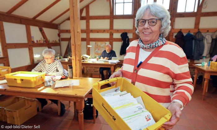 Eine Frau mit einer Postkiste