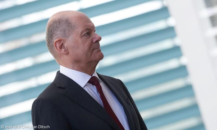 Ein Mann im Anzug mit Krawatte, Brustansicht