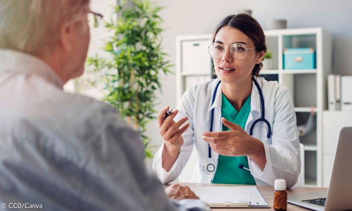 Eine Ärztin erklärt einem Patienten etwas