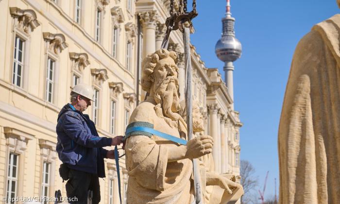 Ein Bauarbeiter mit einer Propheten-Statue