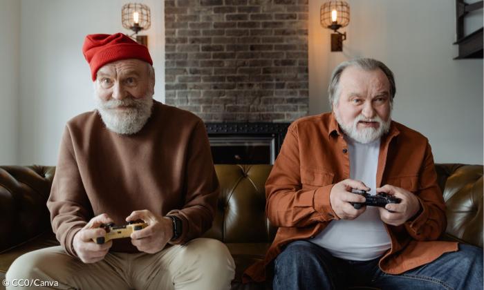 zwei ältere Männer spielen zusammen ein Videospiel