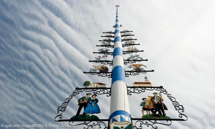 Ein Maibaum ragt in den Himmel