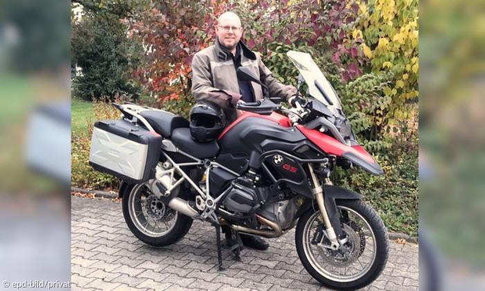 Ein Mann mit Motorrad