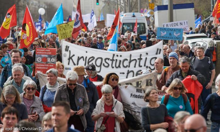 Menschen mit Plakaten auf einer Demonstration