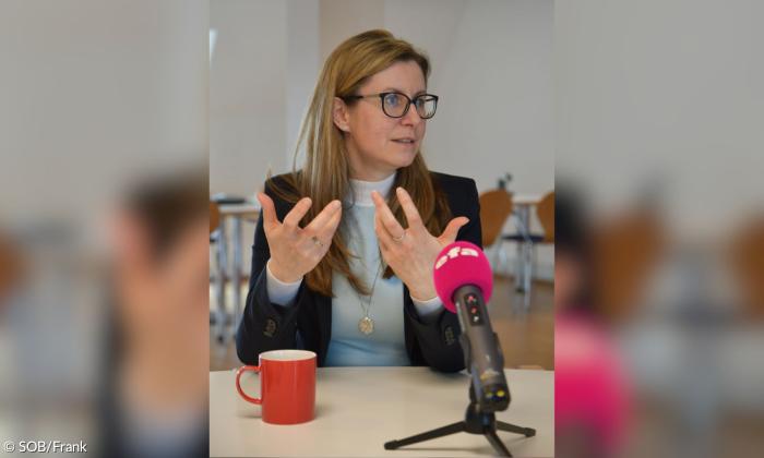 Eine Frau, sie gestikuliert mit den Händen