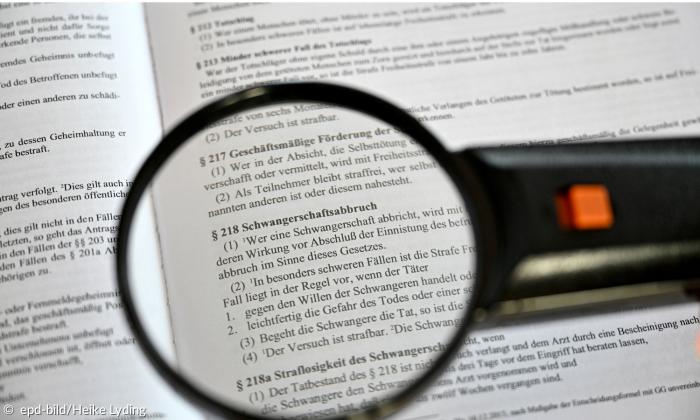 Paragraf 218 im Strafgesetzbuch unter einer Lupe