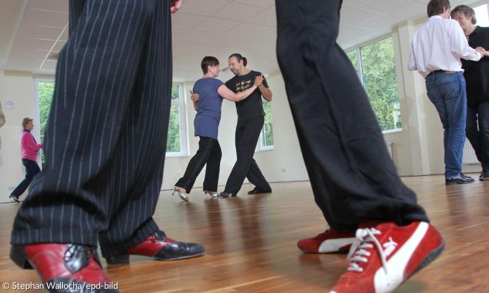 Teilnehmer eines Tango-Kurses für Parkinson-Patienten in Hamburg