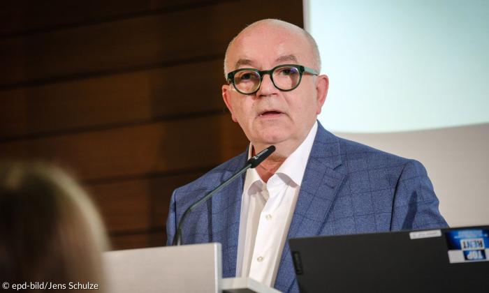 Ein Mann mit Brille