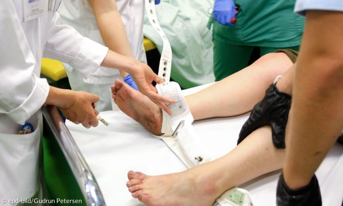 Eine Patientin wird fixiert