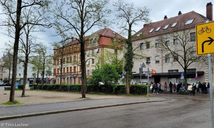 Helmut-Haller-Platz in Augsburg mit "beTreff"