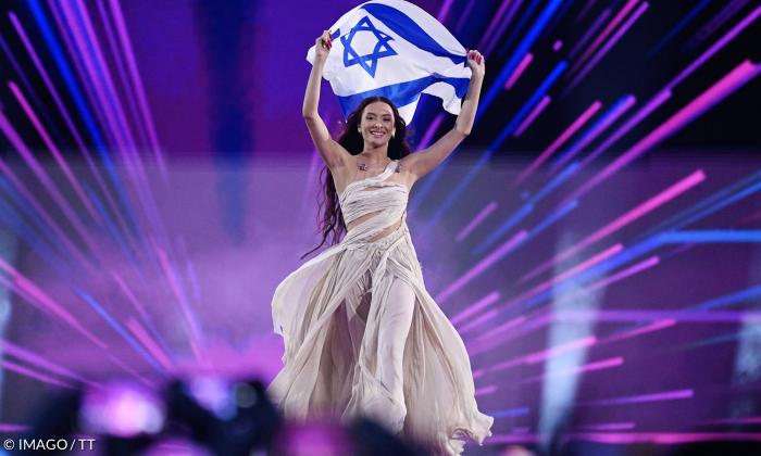 Eden Golan mit der Flagge Israels beim Eurovision Song Contest 2024 in Malmö
