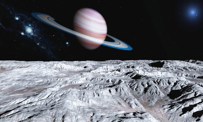 Ein Planet mit Ringen über einer Mondlandschaft