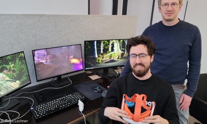 Frank Patzke (rechts), Creative Director, und Ludwig Blankenhagen, 3D-Artist, Spielentwickler von der Agentur »Heimspiel«, vor Bildschirmen mit den »Erwartungen«-Welten. 